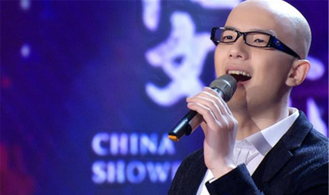 歌手平安晒全家福宣布已结婚生子,妻子