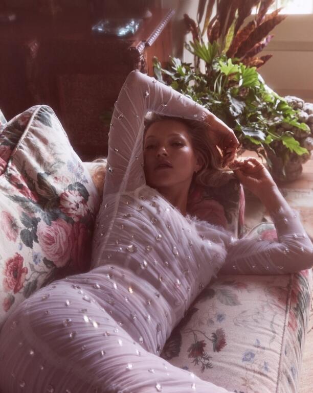 独特的"病态美",长得矮还瘦成柴,却成全世界最会穿衣的超模