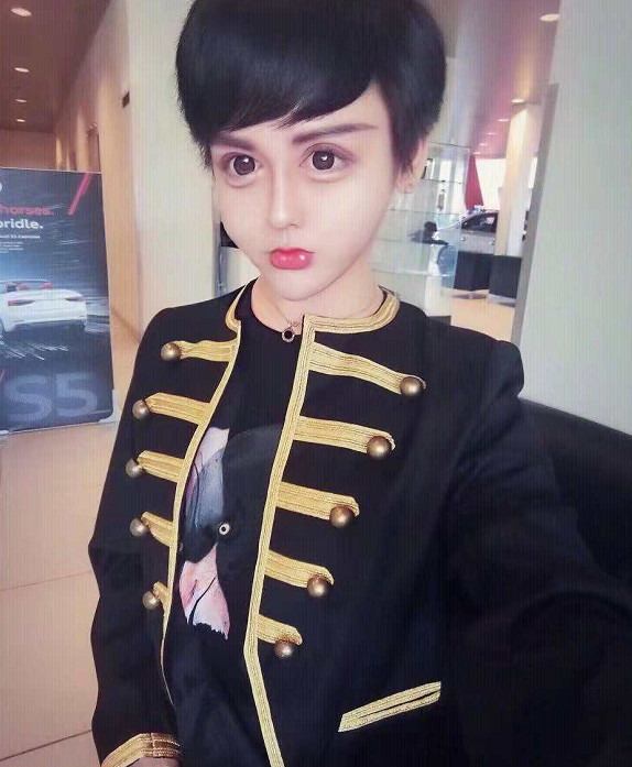 换上粉嫩清纯的女装之后,刘梓晨更像是一个芭比娃娃了,对于他的美