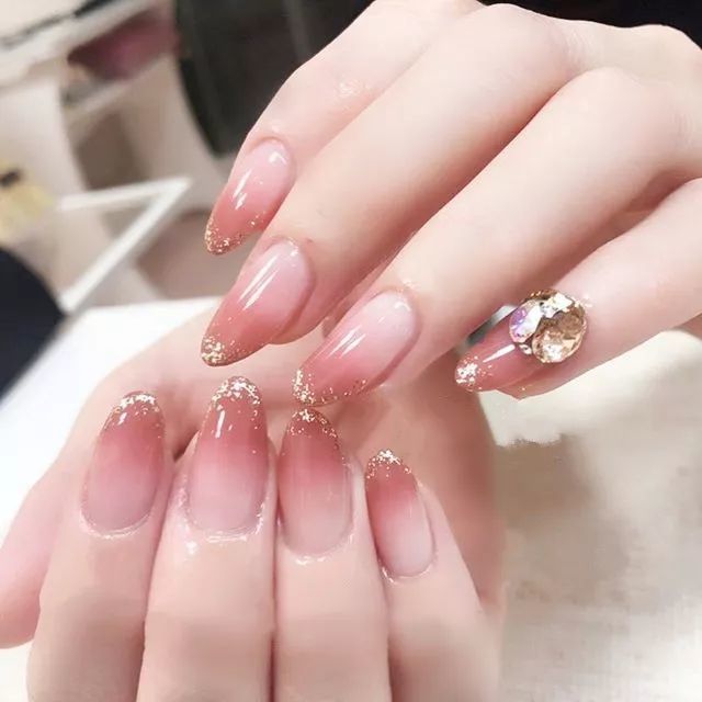 今夏最精致的网红美甲:细边法式!