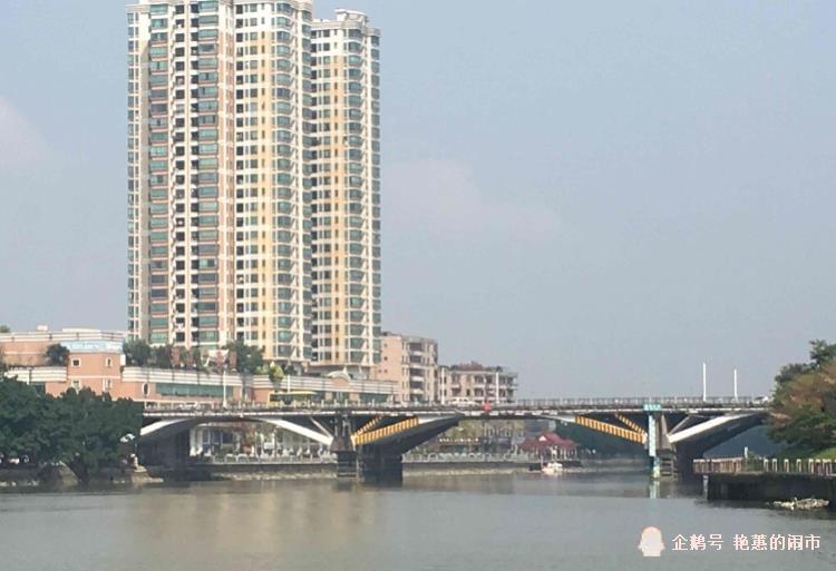 沙船撞上东莞万江桥压塌驾驶舱,一驾驶员