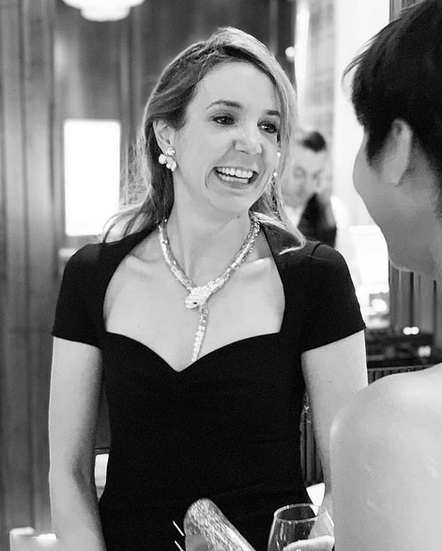 当地时间11月26日,卢森堡的泰西王妃在社交网站晒照,泰西王妃身穿