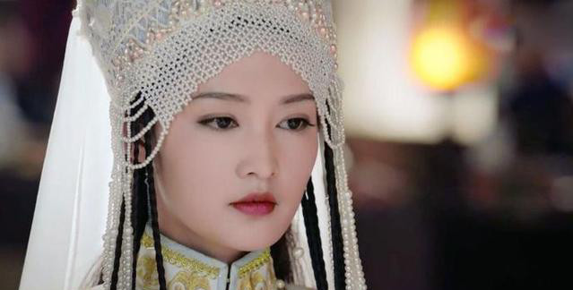 魏大勋在活动现场公主抱李沁,手上的动作真正