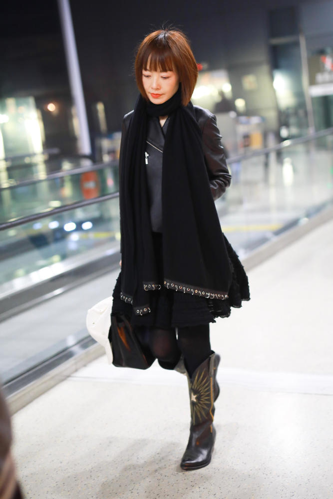陈鲁豫全黑look显精致干练 走路带风气场满分