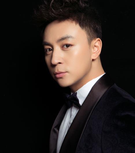 说起释小龙相信很多人都知道他,作为一位童星出道的演员,从小就受到