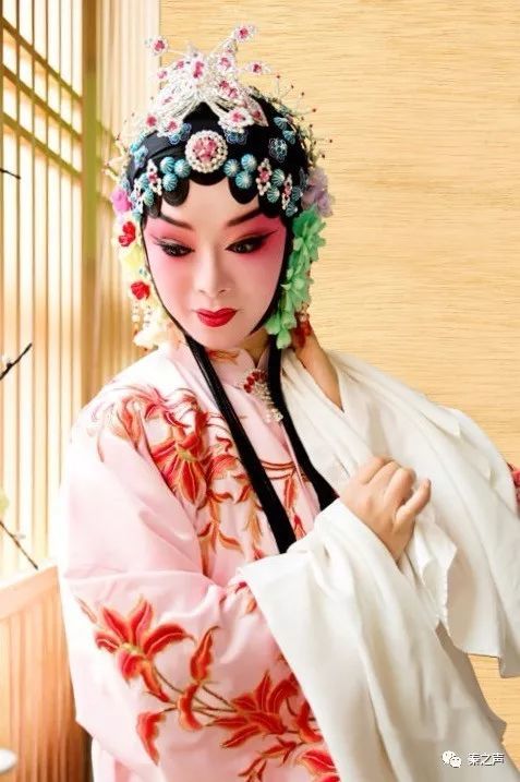 演员段红,她以优异的成绩荣获 "新港杯"陕西秦腔"十大名生·十大名旦"