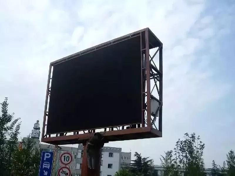 广告牌坠落砸伤行人 法院判赔77.8万元,广告公司承担40%_腾讯新闻