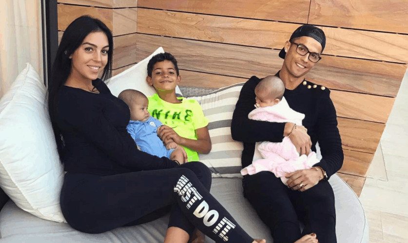 乔治娜紧身牛仔衣凹造型,身材竟不输伊莲娜