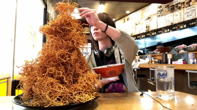 大胃王吃8斤"炸面条",担心扎嘴,看到碗后有猫腻,网友:再见|面条|油炸