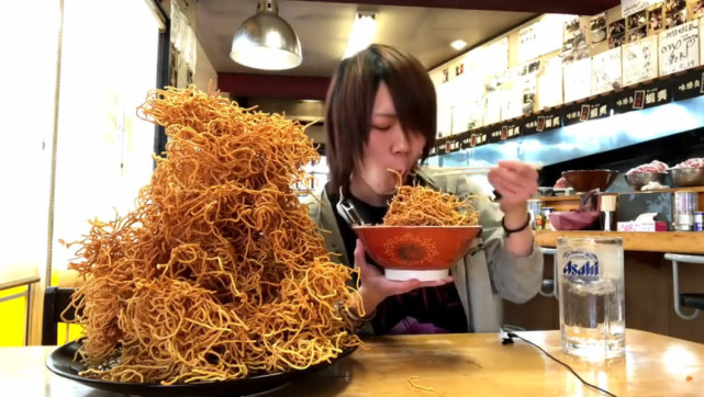 大胃王吃8斤"炸面条",担心扎嘴,看到碗后有猫腻,网友:再见|面条|油炸