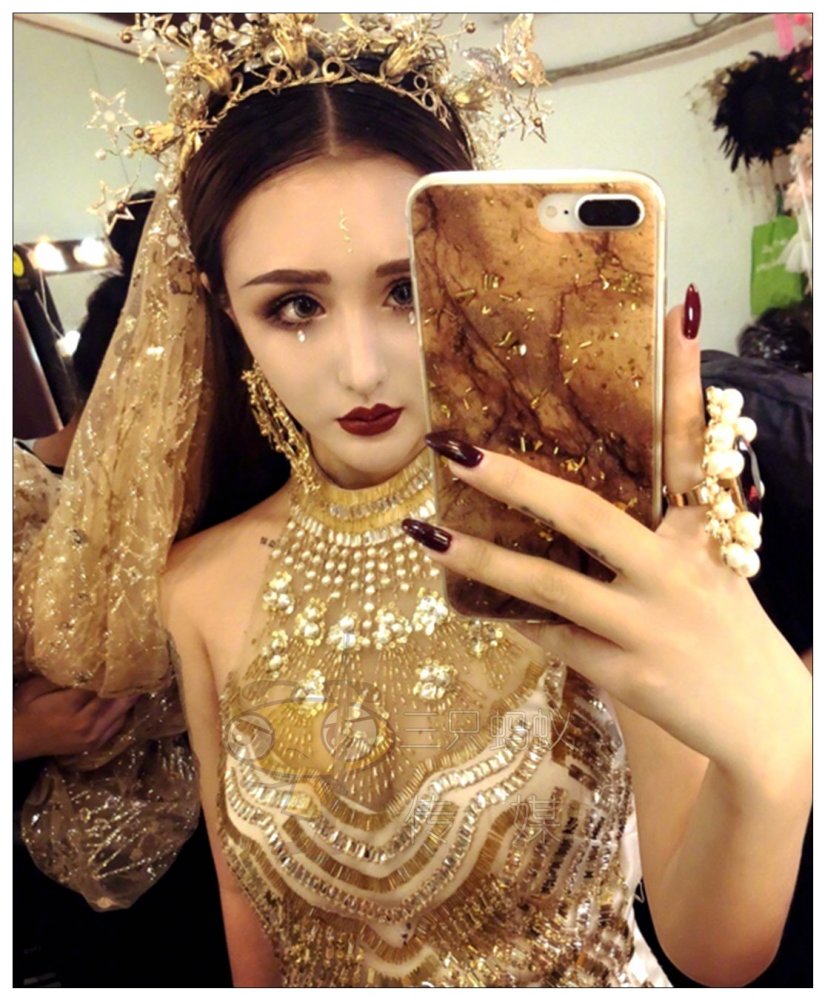 快手网红大美现身活动现场,看到离开美颜后的她,网友:出乎预料