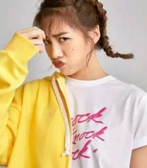 外翘的羊角辫发型也是非常适**圆脸的妹子哦,这款发型自带着一种青春