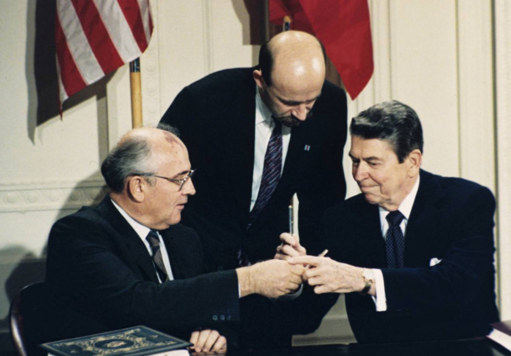 特朗普棋高一着,退出中导条约一石三鸟,让一堆