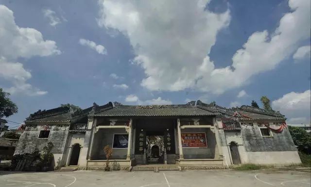 坐落着一座古朴雄伟的祠堂开锋村北帝山游览区西侧在开平水口镇