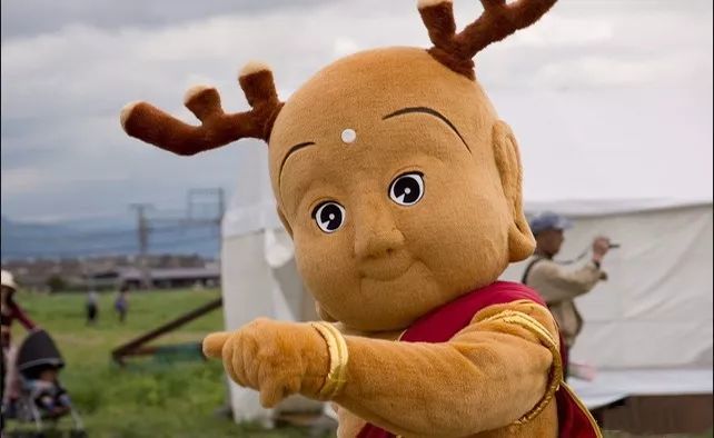 新的吉祥物将设计的重心放在了奈良小鹿身上,最终设计出了广受欢迎的