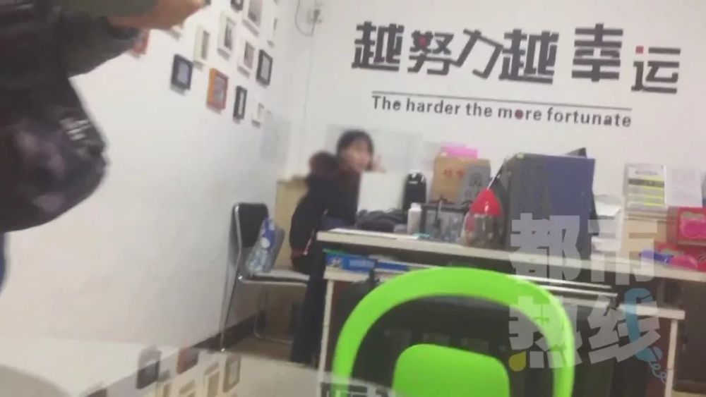 陕西专升本考试疑现集体舞弊 手机轻松带进考