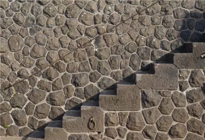 大多时候毛石是用来砌筑墙体, 或者用于室外的挡墙, 然而把他们裸露