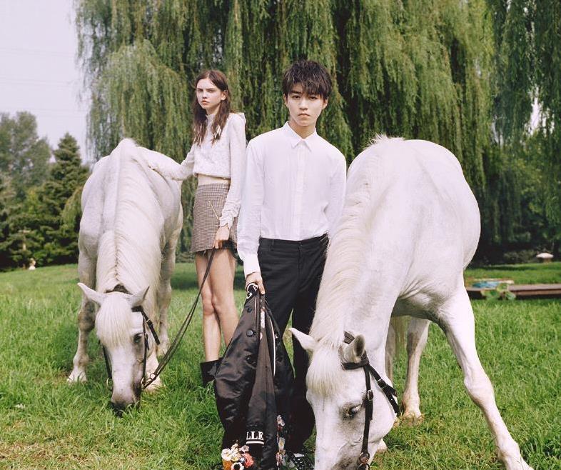 王俊凯一身骑马装帅气逼人,实力上演优雅贵公子,令人心动不已!