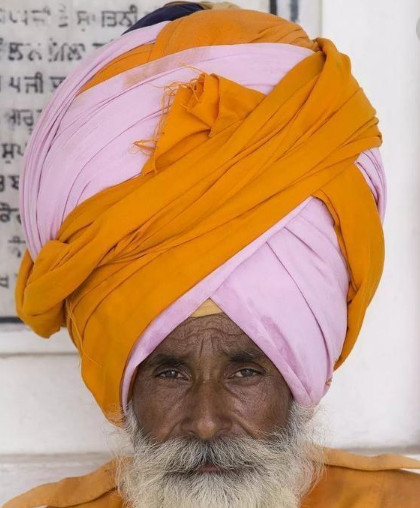 裹头巾不剪头和房顶上停飞机,哪一个能吸引人