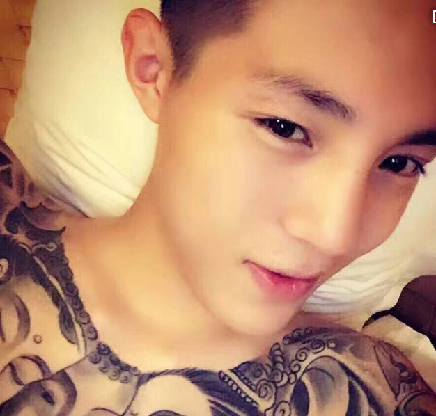 快手唯一一个不敢动的人难不成他有什么背景