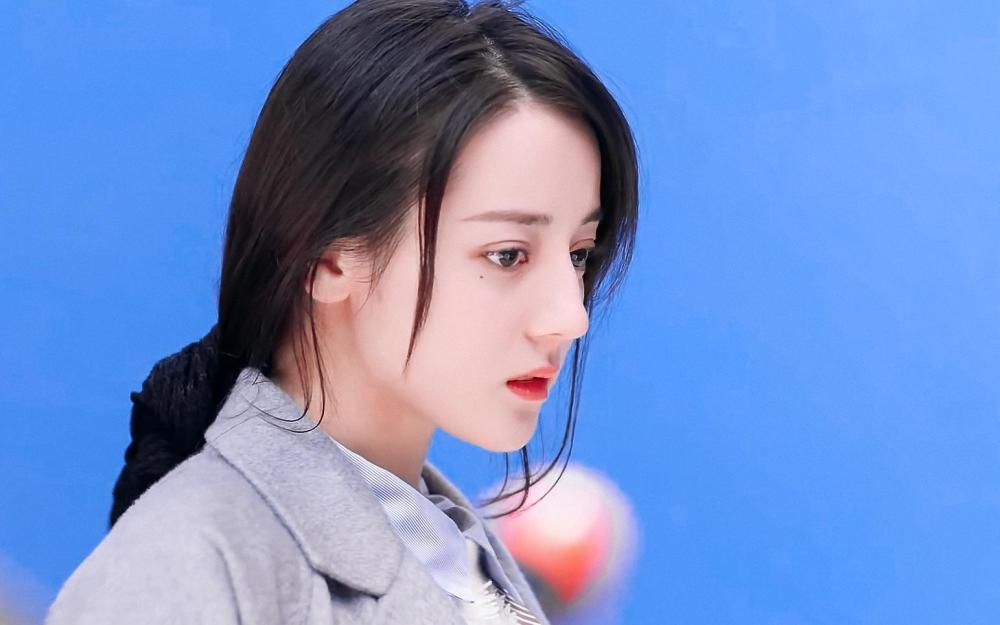 迪丽热巴在小学语文课本上就曾出现过,看到照片时,网友恍然大悟