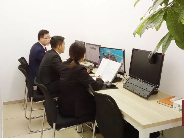 经纪人工作照