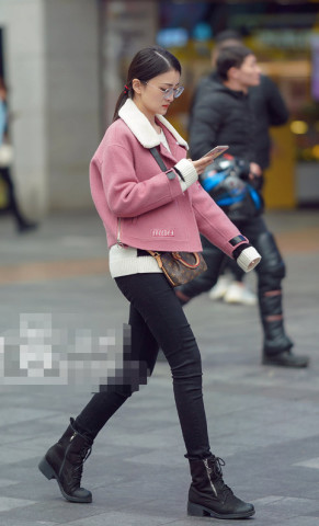 街拍:图四白t搭短裤,大冬天"光腿"出镜,弱弱问一句不冷吗?