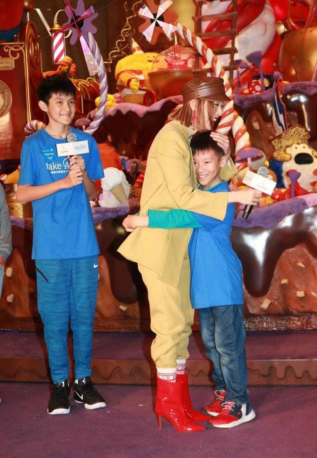 46岁郑秀文穿搭真潮,穿大红色高跟靴还能忍,竟