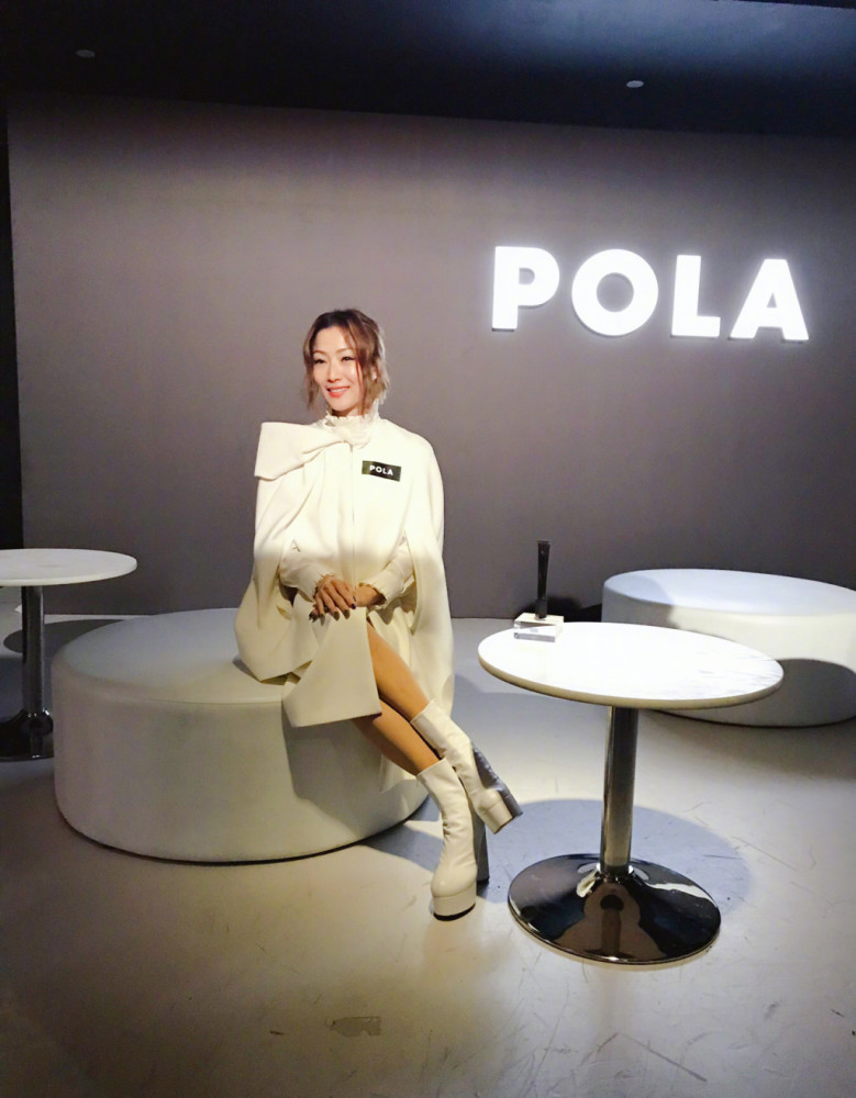 46岁郑秀文穿搭真潮,穿大红色高跟靴还能忍,竟