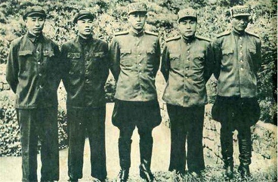 边章五和程子华曾在一个师中,前者是师长,后者是师政委,二者相互合作