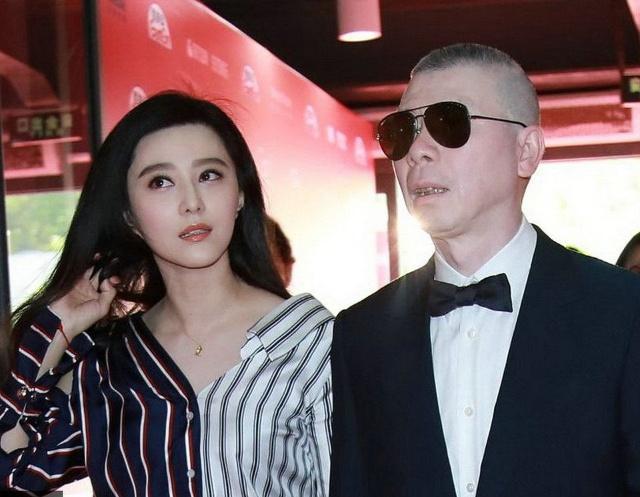 冯小刚|偶遇冯小刚夫妇排队买小吃，网友惊讶：这么大的导演晚餐就吃个煎饼果子