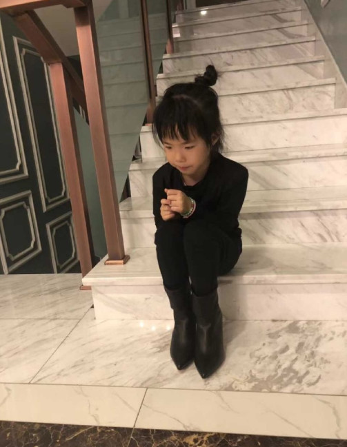 黄奕分享女儿近照,穿妈妈高跟鞋的铛铛开心凹