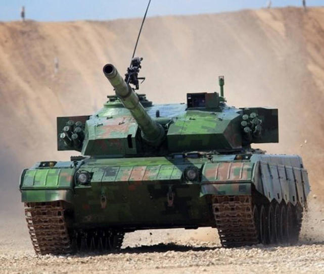 解放军96式坦克演习靓照,火力威猛,机动能力超强