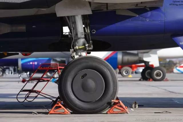 起落架|形形色色的飞机起落架，一个能承受上百吨起降冲击力量的结构