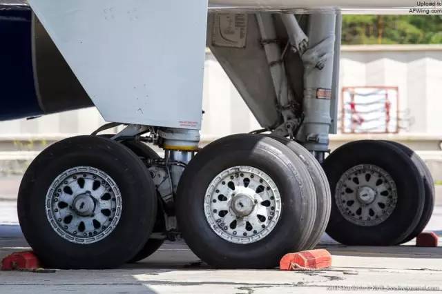 起落架|形形色色的飞机起落架，一个能承受上百吨起降冲击力量的结构