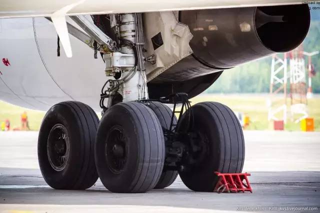 起落架|形形色色的飞机起落架，一个能承受上百吨起降冲击力量的结构