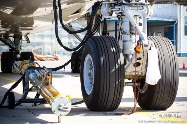 起落架|形形色色的飞机起落架，一个能承受上百吨起降冲击力量的结构