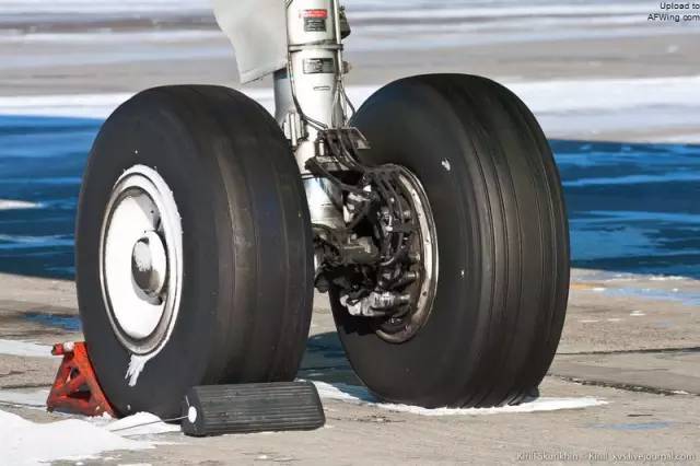 起落架|形形色色的飞机起落架，一个能承受上百吨起降冲击力量的结构