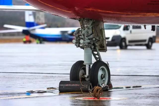 起落架|形形色色的飞机起落架，一个能承受上百吨起降冲击力量的结构