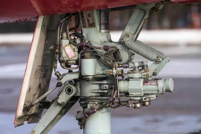 起落架|形形色色的飞机起落架，一个能承受上百吨起降冲击力量的结构