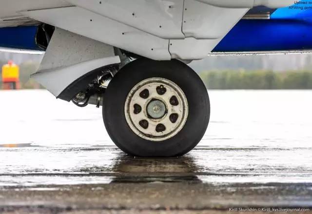 起落架|形形色色的飞机起落架，一个能承受上百吨起降冲击力量的结构