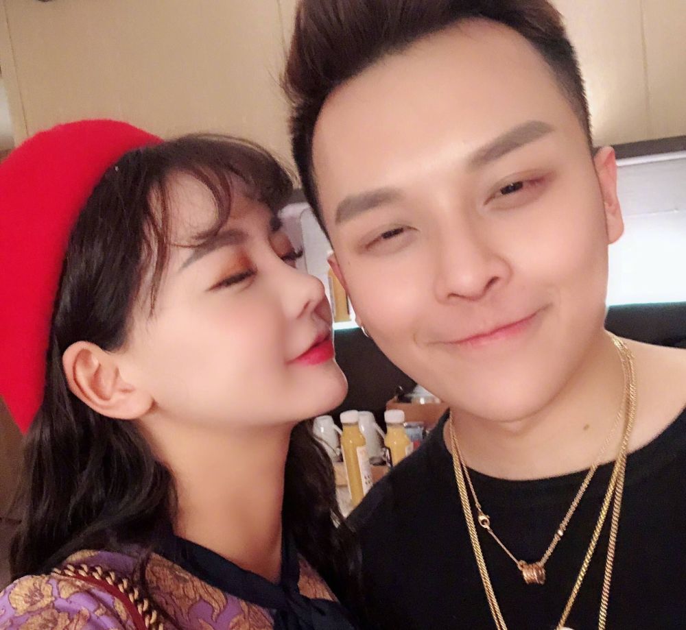 韩安冉因为整容需要恢复宣布退网,但转身就开起了直播,脸上全是"针线"