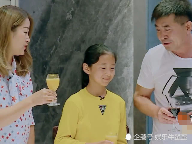 《变形计》山村女孩买衣服,遭导购轻视?富豪妈