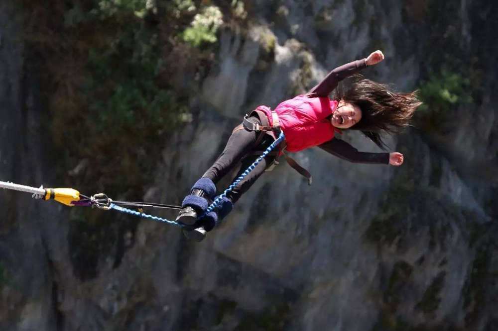 女子玩网红蹦极,跳下瞬间发生"意外",镜头拍下断裂过程