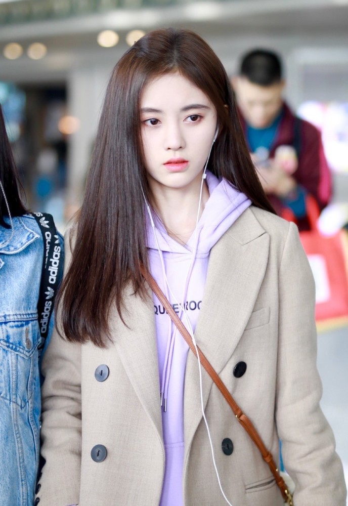 有一种时尚叫西装搭配卫衣,学鞠婧祎这样穿,