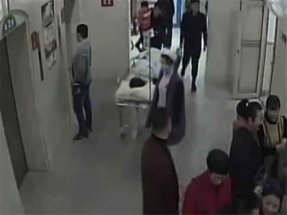 女子怀二胎两个月,突然腹痛情况危急,医生:孕5