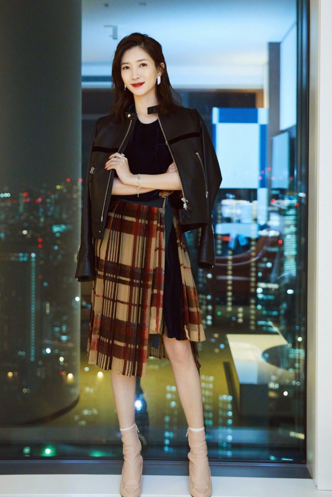 江疏影真会穿,少女、复古、霸气轻松切换,不愧