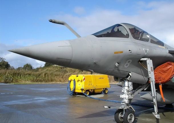 歼20为何没自带登机梯?看了美国F22战机,你就