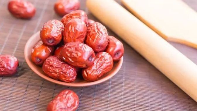 寒冷冬季,用蒲公英泡水,这样搭配降低寒性,脾