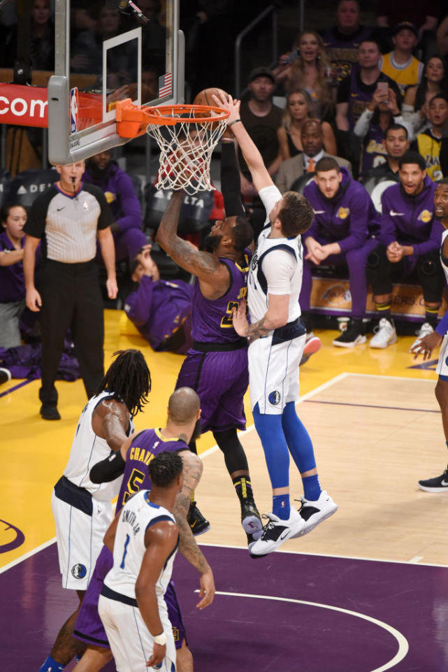 直击-直面偶像!东契奇面对詹皇为何发挥失常?